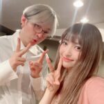 Sayaka Kanda Instagram - 今回、tokuさんのソロアルバムにゲストボーカルとして参加させていただくことになりました。 かなり前に「GARNiDETRICK」が出来たら…なんてお話させていただいていたのですが、こういった形でコラボレーションが叶って本当に光栄です！ レコーディングの際に楽曲に合ったお花をプレゼントしてくださいました紳士tokuさんと。 ゲストボーカルおひとりおひとりの楽曲に合わせたお花をご自身で用意していらっしゃるそうで、歌っている間はレコーディングブースに飾ってくださっていました。 帰りにはtokuさん自らお花屋さんのように包んでブーケにして渡してくださいました。 お優しい…💐 とってもとっても素敵な楽曲で、 作詞させていただけたのも嬉しいです。 わたしは桜を担当させていただきました。 是非楽しみにしていてください…🌸 #toku #bouquet