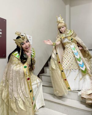 Sayaka Kanda Instagram - お待たせいたしました！✨
たくさんリクエストいただいていた海宝メンフィスとのお写真です。
「ビンタポーズは絶対やろう！」という決意のもと笑、ソーシャルディスタンスを守ってお写真を撮ってまいりました。
包容感があって、勇猛なメンフィス。でもバックステージでは優しくて面白い海宝くんの事がみんな大好きだと思います。

わたしは東京公演では海宝メンフィスが続きます。
1公演1公演ありがたく演らせていただきたいなと思っています！
宜しくお願い致します。
#王家の紋章
#海宝直人
#メンフィス
#キャロル