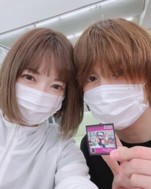 Sayaka Kanda Instagram - 今回の主演、浦井健治くんです。
久しぶりだなぁと思って調べてみたら11年前でした、以前共演させてもらった「薔薇とサムライ」。
そんなに経つんだ…！

わたしは「王家の紋章」には初参加ですが、大変な情勢のなか、毎週PCR検査や定期的な抗原検査を経て再々演も実現し、ハードな舞台でもカンパニーがこんなにも良い雰囲気なのは、メンフィス様お2人の座長が皆から本当に愛されているからだと感じます。

初日に続き、今日も健ちゃんとペアでの公演でした。
原作をとても大切に考えています。
初めて相手役をさせていただきますが、とても演りやすく頼もしい先輩パートナーです。
足を引っ張ることなく、ヒーローをより輝かせられるヒロインが出来たらと思います！
シールはお稽古場で開けた時5枚出たので、読者陣にプレゼントしました。笑

明日は海宝先生とマチネです！
海宝くんともお写真撮れたら良いなぁ。

#王家の紋章
#浦井健治
#メンフィス
#キャロル