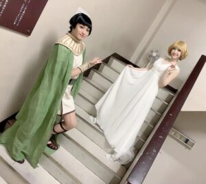 Sayaka Kanda Instagram - ウナス/ルカ役の前山剛久くんとお写真を！
ルカ役では舞台上ではあまり絡みがないのですが、ウナス役の時は一緒にお芝居できて、前ちゃんのウナスとても好きです。
ルカもニヒルで勿論すてきです。

ご本人にもお伝えしましたが、わたしは何より、前ちゃんがこの2役をお稽古場から自由自在に行き来していた事を本当に凄いと思っています。
キャラが違えば声色も違います。
ご本人の努力の賜物ですよね。

マイフェアでもお世話になりますから、まぁちゃんと一緒に来年まで宜しくお願い致します^ ^
#王家の紋章
#前山剛久
#ウナス
#ルカ
#キャロル
#マイフェアレディ
