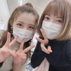 Sayaka Kanda Instagram - 可愛い可愛い綺咲愛里ちゃん💕
お顔が好みなので見ていて幸せです。笑
素敵なミタムン✨
今日は待ち時間、3人でお喋りしています！
#王家の紋章
#綺咲愛里
#木下晴香
#ミタムンキャロル