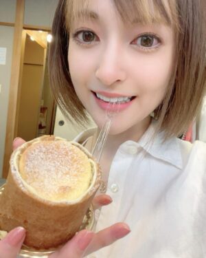Sayaka Kanda Instagram - 可愛すぎない！？(/ _ ; )💕
公演ない日なのに終演後に届けてくれました。
そしてとろける&サクサク食感すっごい美味しかったです、晴ちゃんありがとう！
#木下晴香