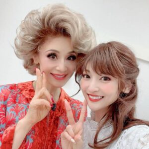 Sayaka Kanda Instagram - 「ローズのジレンマ」、東京公演中日でした！
あっという間ではありますが、客席と演者・スタッフ側の健康を噛み締めながらの毎日であります。
久しぶりに真央さんと自撮りしました！
残り半分も無事に駆け抜けられるよう、充分に気をつけて行きたいと思います。
#ローズのジレンマ
#大地真央
#ローズ
#アーリーン