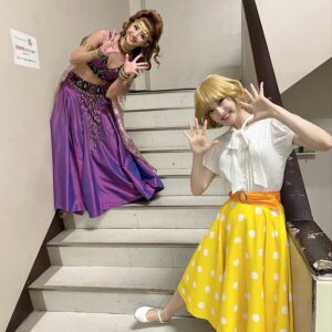 Sayaka Kanda Instagram - ミタムン王女様と！
あーちゃんのミタムン王女様本当に可愛くて、守ってあげたくて仕方ないのですが、いつも力及ばずでごめんね…（ ; ; ）💦
「おはようございまーす♡」と毎回早替え小屋にあいさつに来てくれる姿がほんとに癒されます。
しなやかな動きも本当に素敵なので、登場される度に要注目です^ ^
#王家の紋章
#綺咲愛里
#ミタムン
#キャロル
