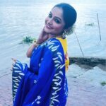 Sayantani Guhathakurta Instagram - আজ ২৫ শে বৈশাখ ...আজ ঠাকুরের জন্মদিন 💙🙏🏻 #reels #reelsinstagram #reellove #reelvideo #reeitfeelit #reelkarofeelkaro #reelkorbofeelkorbo #trending #boireeltime Saree - @sayantighoshdesignerstudio Mk up - @brushofpritam Hair - @sujitdas466 Jewellery - @style_addict_jewellery Location - @denmark_tavern1786 Shoot for @aajkaal.in Brand collaboration by @magiclightproduction