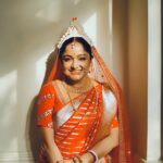 Sayantani Guhathakurta Instagram - ' নতুন কনে ' 🌸 . . Every Bengali bride dreams of her perfect wedding look. I'm delighted to wear @debjaniEleganceUnleashed 's stunning "সাঁঝবাতি" Benarasi and signature veil, 'আমার পরান ভরা ভালোবাসা তোমায় সমর্পণ করিলাম', along with their red silk blouse embellished with exquisite gota patti work. It’s been a joy working with such an amazing designer. 💕✨ . . Stylist- @debjanighoshofficial Makeup- Suman Ganguly Photography- @rupsu_debnath_photography Location- @thebhawanipurhouse . . FOR BOOKING AND OTHERS ENQUIRY DM📩 OR WHATSAPP 7️⃣0️⃣0️⃣3️⃣8️⃣2️⃣9️⃣8️⃣3️⃣6️⃣ . . #weddingwear #bengali #bangaliana #Indianwear #Indianoutfit #bridaloutfit #bridedress #customizeoutfit #weddingoutfit #bengalibride #bangalibiye #bangaliana #specialday #designerputfit #debjanighoshofficial