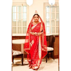 Sayantani Guhathakurta Instagram - ' নববধূ ' 🌹
Ft. @sayantaniguhathakurta 
.
.
Presenting the "Bride of Debjani Elegance Unleashed," featuring the enchanting @sayantaniguhathakurta . She is adorned in our hand-woven Katan Benarasi saree, named "সাঁঝবাতি," complemented by a red silk blouse embellished with exquisite gota patti work. The ensemble is completed with the iconic red veil 'আমার পরান ভরা ভালোবাসা তোমায় সমর্পণ করিলাম' symbolizing timeless beauty and grace. This look showcases the pinnacle of traditional craftsmanship and elegant sophistication.
.
.
Stylist- @debjanighoshofficial
Makeup- Suman Ganguly 
Photography- @rupsu_debnath_photography 
Location- @thebhawanipurhouse
.
.
FOR BOOKING AND OTHERS ENQUIRY DM📩 OR WHATSAPP 
7️⃣0️⃣0️⃣3️⃣8️⃣2️⃣9️⃣8️⃣3️⃣6️⃣
.
.
SHIPPING ALLOVER INDIA 🇮🇳 
.
.
ALSO AVAILABLE CUSTOMIZATION ✔ ✔
#weddingwear #bridedress #customizeoutfit #weddingoutfit #bengalibride #bangalibiye #bangaliana #specialday #designerputfit #debjanighoshofficial