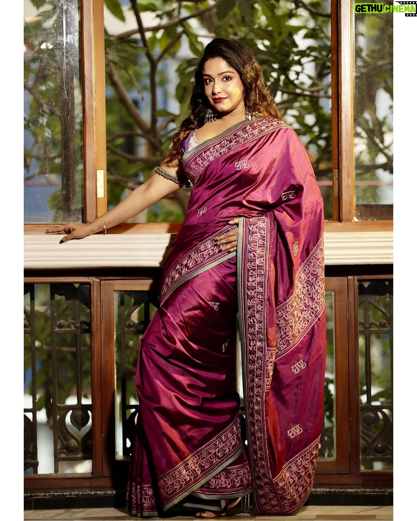 Sayantani Guhathakurta Instagram - 💜... Swipe left ◀️ Mk up and hair - @rupsmagicbrush Location - @thebhawanipurhouse Styling - @stylebybhabashis Photographer - @sayantan_dutta_photography shoot for @shunyaaonline with @aajkaal.in