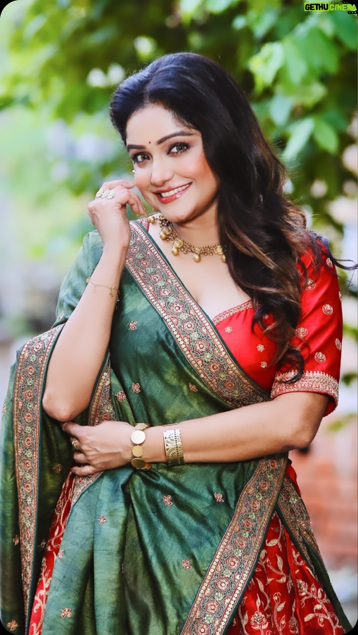 Sayantani Guhathakurta Instagram - ❤️... #reels #reelvideo #friendshipgoals #reelsinstagram #reellove #reeitfeelit #reelkarofeelkaro #reelkorbofeelkorbo #boireeltime #trending Mk up - @brushofpritam Designer - @avishekknaiya_official Hair - @sujitdas466 Jewelry - @anki_bunki_aditi Reel - @pr_sudeep