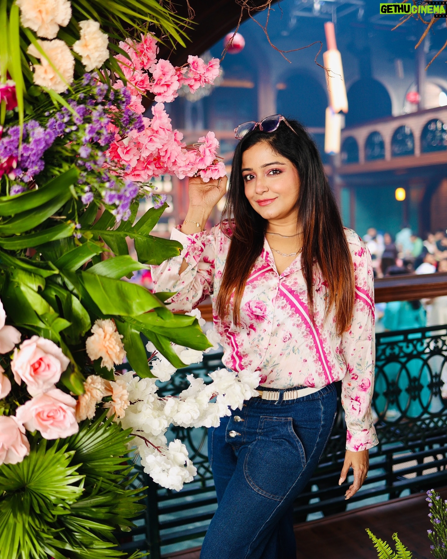 Sayantani Guhathakurta Instagram - "Garden of life " ..... @shalini.srivastava1976 birthday bash 😍.. Swipe left ◀️ Click - @sanjib_sadhukhan #birthdayparty #friendshipgoals #galsgang #latepost #recentthrowback #lastsunday