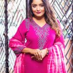 Sayantani Guhathakurta Instagram – Eid mubarak 🌙🤲🙏🏻

My Outfit -@sansabypoojakapoor
Hair & mk up – @sumitdas1095
Click – @anjandhauriphotography