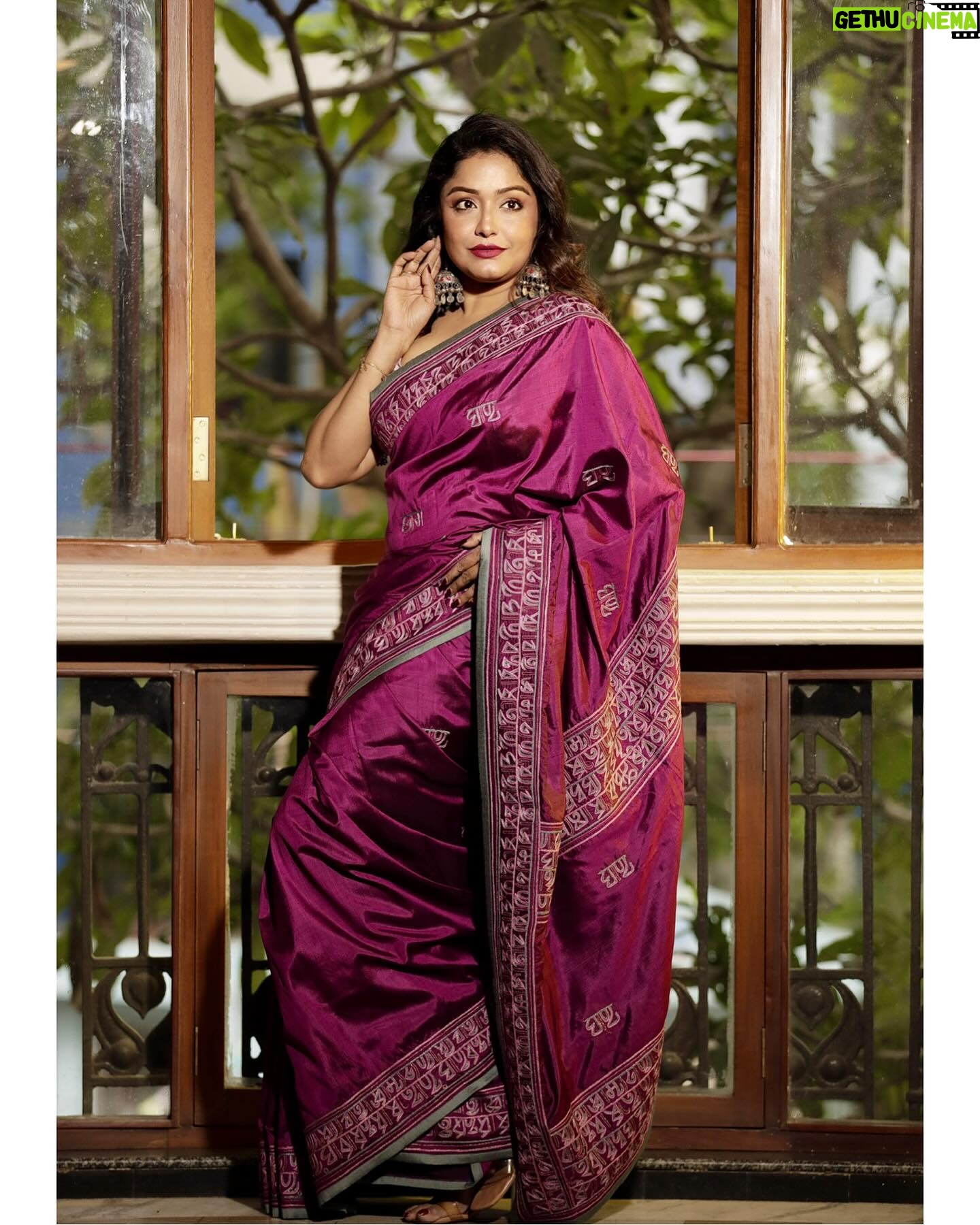 Sayantani Guhathakurta Instagram - 💜... Swipe left ◀️ Mk up and hair - @rupsmagicbrush Location - @thebhawanipurhouse Styling - @stylebybhabashis Photographer - @sayantan_dutta_photography shoot for @shunyaaonline with @aajkaal.in