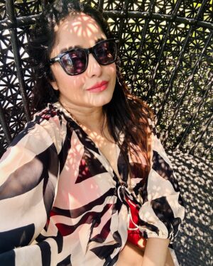 Sayantani Guhathakurta Instagram - I was not ready .. let's rewind the weekend ..😎⛱️
Swipe left ◀️

Outfit - @lalingerie_india
