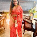 Sayantani Guhathakurta Instagram - নববর্ষের সাজগোজ , খানপিনা আর আড্ডা 🥰 Swipe left ◀️ #bengalinewyear #sareelove #bengalitraditionalfood