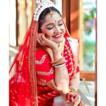 Sayantani Guhathakurta Instagram - কাঁচা-মিঠে আলো ......❤️ Swipe left ◀️ Photographer - @rupsu_debnath_photography Mk up n hair - @makeupbysumanganguly Outfit - @debjanighoshofficial @debjanieleganceunleashed Jewellery - @style_addict_jewellery Location - @thebhawanipurhouse #bridalshoot #summerbride