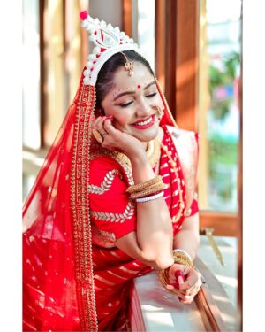 Sayantani Guhathakurta Instagram - কাঁচা-মিঠে আলো ......❤️
Swipe left ◀️

Photographer - @rupsu_debnath_photography 
Mk up n hair - @makeupbysumanganguly 
Outfit - @debjanighoshofficial @debjanieleganceunleashed 
Jewellery - @style_addict_jewellery 
Location - @thebhawanipurhouse
#bridalshoot #summerbride