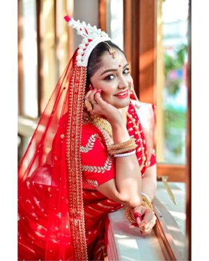 Sayantani Guhathakurta Instagram - কাঁচা-মিঠে আলো ......❤️
Swipe left ◀️

Photographer - @rupsu_debnath_photography 
Mk up n hair - @makeupbysumanganguly 
Outfit - @debjanighoshofficial @debjanieleganceunleashed 
Jewellery - @style_addict_jewellery 
Location - @thebhawanipurhouse
#bridalshoot #summerbride