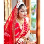 Sayantani Guhathakurta Instagram - কাঁচা-মিঠে আলো ......❤️ Swipe left ◀️ Photographer - @rupsu_debnath_photography Mk up n hair - @makeupbysumanganguly Outfit - @debjanighoshofficial @debjanieleganceunleashed Jewellery - @style_addict_jewellery Location - @thebhawanipurhouse #bridalshoot #summerbride