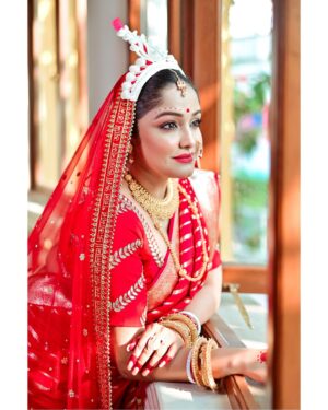 Sayantani Guhathakurta Instagram - কাঁচা-মিঠে আলো ......❤️
Swipe left ◀️

Photographer - @rupsu_debnath_photography 
Mk up n hair - @makeupbysumanganguly 
Outfit - @debjanighoshofficial @debjanieleganceunleashed 
Jewellery - @style_addict_jewellery 
Location - @thebhawanipurhouse
#bridalshoot #summerbride