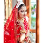 Sayantani Guhathakurta Instagram - কাঁচা-মিঠে আলো ......❤️ Swipe left ◀️ Photographer - @rupsu_debnath_photography Mk up n hair - @makeupbysumanganguly Outfit - @debjanighoshofficial @debjanieleganceunleashed Jewellery - @style_addict_jewellery Location - @thebhawanipurhouse #bridalshoot #summerbride