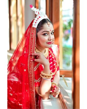 Sayantani Guhathakurta Instagram - কাঁচা-মিঠে আলো ......❤️
Swipe left ◀️

Photographer - @rupsu_debnath_photography 
Mk up n hair - @makeupbysumanganguly 
Outfit - @debjanighoshofficial @debjanieleganceunleashed 
Jewellery - @style_addict_jewellery 
Location - @thebhawanipurhouse
#bridalshoot #summerbride