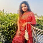 Sayantani Guhathakurta Instagram - নববর্ষের সাজগোজ , খানপিনা আর আড্ডা 🥰 Swipe left ◀️ #bengalinewyear #sareelove #bengalitraditionalfood