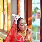 Sayantani Guhathakurta Instagram - কাঁচা-মিঠে আলো ......❤️ Swipe left ◀️ Photographer - @rupsu_debnath_photography Mk up n hair - @makeupbysumanganguly Outfit - @debjanighoshofficial @debjanieleganceunleashed Jewellery - @style_addict_jewellery Location - @thebhawanipurhouse #bridalshoot #summerbride