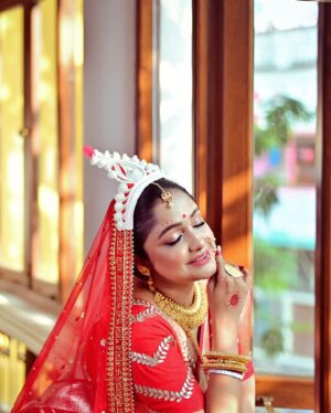 Sayantani Guhathakurta Instagram - কাঁচা-মিঠে আলো ......❤️
Swipe left ◀️

Photographer - @rupsu_debnath_photography 
Mk up n hair - @makeupbysumanganguly 
Outfit - @debjanighoshofficial @debjanieleganceunleashed 
Jewellery - @style_addict_jewellery 
Location - @thebhawanipurhouse
#bridalshoot #summerbride