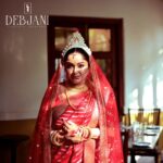 Sayantani Guhathakurta Instagram - ' আলো - ছায়া ' In Frame - @sayantaniguhathakurta . . Dear All beautiful bride, you deserve to shine on your special day. To achieve this stunning look, or to create a unique style of your own, feel free to message us. We're here to help you look your best! 😉 . . Stylist- @debjanighoshofficial Makeup- Suman Ganguly Photography- @rupsu_debnath_photography Location- @thebhawanipurhouse . . FOR BOOKING AND OTHERS ENQUIRY DM📩 OR WHATSAPP 7️⃣0️⃣0️⃣3️⃣8️⃣2️⃣9️⃣8️⃣3️⃣6️⃣ . . SHIPPING ALLOVER INDIA 🇮🇳 . . ALSO AVAILABLE CUSTOMIZATION ✔ ✔ #weddingwear #bridedress #customizeoutfit #weddingoutfit #bengalibride #bangalibiye #bangaliana #specialday #designerputfit #debjanighoshofficial