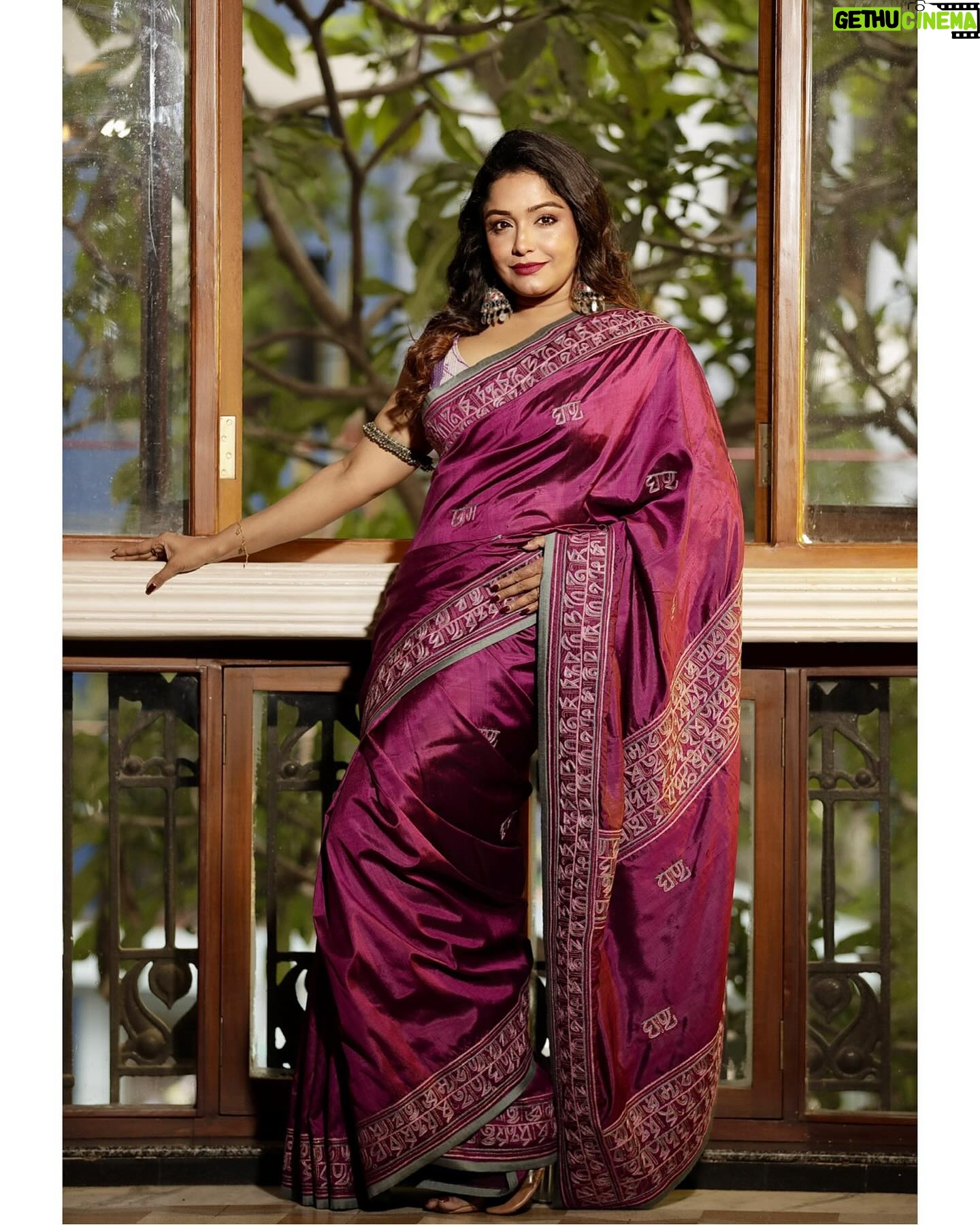 Sayantani Guhathakurta Instagram - 💜... Swipe left ◀️ Mk up and hair - @rupsmagicbrush Location - @thebhawanipurhouse Styling - @stylebybhabashis Photographer - @sayantan_dutta_photography shoot for @shunyaaonline with @aajkaal.in
