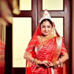 Sayantani Guhathakurta Instagram – Bless me ❤️
Swipe left ◀️

Photographer – @rupsu_debnath_photography 
Mk up n hair – @makeupbysumanganguly 
Outfit – @debjanighoshofficial @debjanieleganceunleashed 
Jewellery – @style_addict_jewellery 
Location – @thebhawanipurhouse

#bridalshoot #summerbride