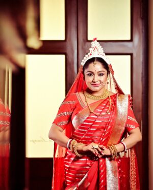 Sayantani Guhathakurta Instagram - Bless me ❤️
Swipe left ◀️

Photographer - @rupsu_debnath_photography 
Mk up n hair - @makeupbysumanganguly 
Outfit - @debjanighoshofficial @debjanieleganceunleashed 
Jewellery - @style_addict_jewellery 
Location - @thebhawanipurhouse

#bridalshoot #summerbride
