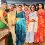 Sayantani Guhathakurta Instagram - নববর্ষের সাজগোজ , খানপিনা আর আড্ডা 🥰 Swipe left ◀️ #bengalinewyear #sareelove #bengalitraditionalfood