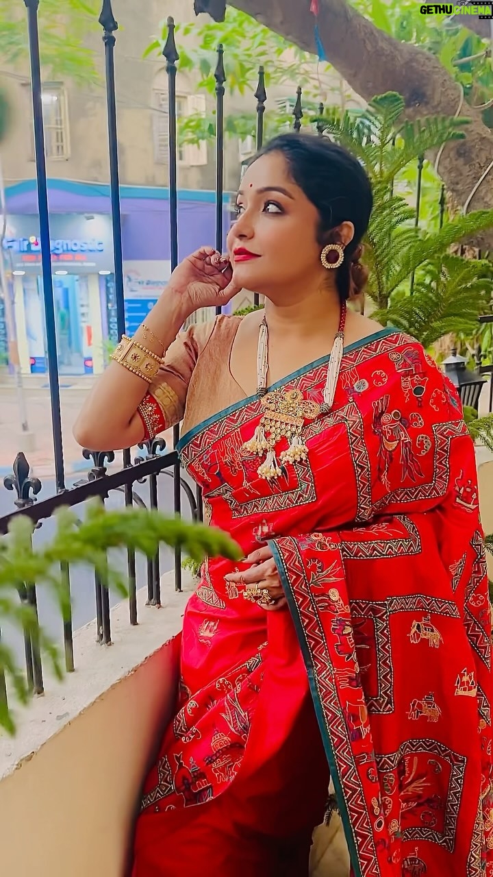 Sayantani Guhathakurta Instagram - ❤️❤️❤️ #reels #reelsinstagram #reellove #reelvideo #reeitfeelit #reelkarofeelkaro #reelkorbofeelkorbo #trending #boireeltime Mk up and hair - @rupsmagicbrush Location - @thebhawanipurhouse Styling - @stylebybhabashis Video courtesy - @reelswalebhaiya_abir shoot for @shunyaaonline with @aajkaal.in