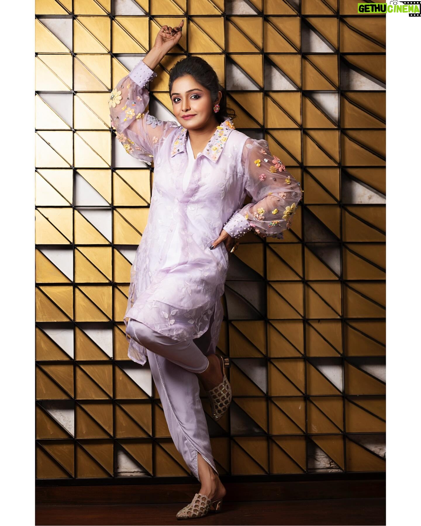 Sayantani Guhathakurta Instagram - Elegance is an attitude ... 💜 Click - @anjandhauriphotography Mk up - @ig_baishakhi Hair - #joydas Styling - @proloydasguptacouture Outfit - @sansabypoojakapoor Location - @thepark_kol Shoot for @aajkaal.in Retouch - @retouch_amit