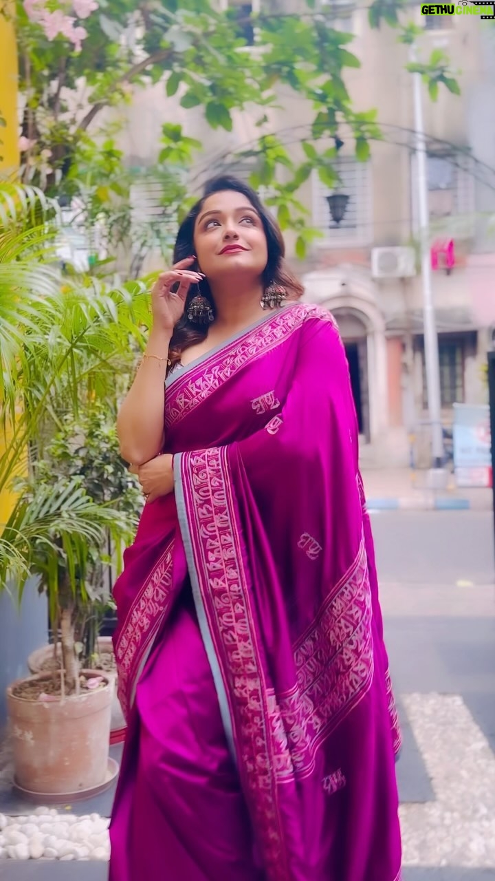 Sayantani Guhathakurta Instagram - πππ... #reels #reelsinstagram #reellove #reelvideo #reeitfeelit #reelkarofeelkaro #reelkorbofeelkorbo #trending #boireeltime Mk up and hair - @rupsmagicbrush Location - @thebhawanipurhouse Styling - @stylebybhabashis Video courtesy - @reelswalebhaiya_abir shoot for @shunyaaonline with @aajkaal.in (today)