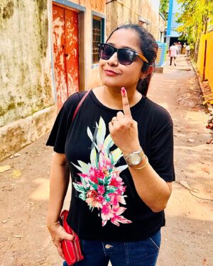 Sayantani Guhathakurta Instagram - Somewhere inside of all of us is the power to change our world. So think twice vote wise 🇮🇳

Swipe left ◀️