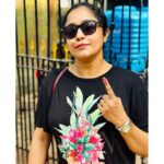 Sayantani Guhathakurta Instagram - Somewhere inside of all of us is the power to change our world. So think twice vote wise 🇮🇳 Swipe left ◀️