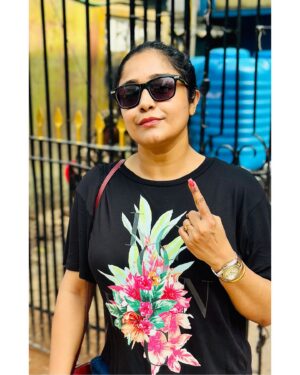 Sayantani Guhathakurta Instagram - Somewhere inside of all of us is the power to change our world. So think twice vote wise 🇮🇳

Swipe left ◀️