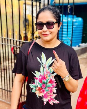 Sayantani Guhathakurta Instagram - Somewhere inside of all of us is the power to change our world. So think twice vote wise 🇮🇳

Swipe left ◀️