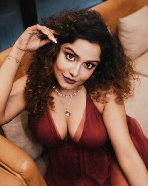 Sayantani Guhathakurta Instagram - The Only limits you have r the limits u believe ... ❤️

Photographer - mohit_essence
Mk up n hair - @rupsmagicbrush 
Location - @holidayinnkolkataairport