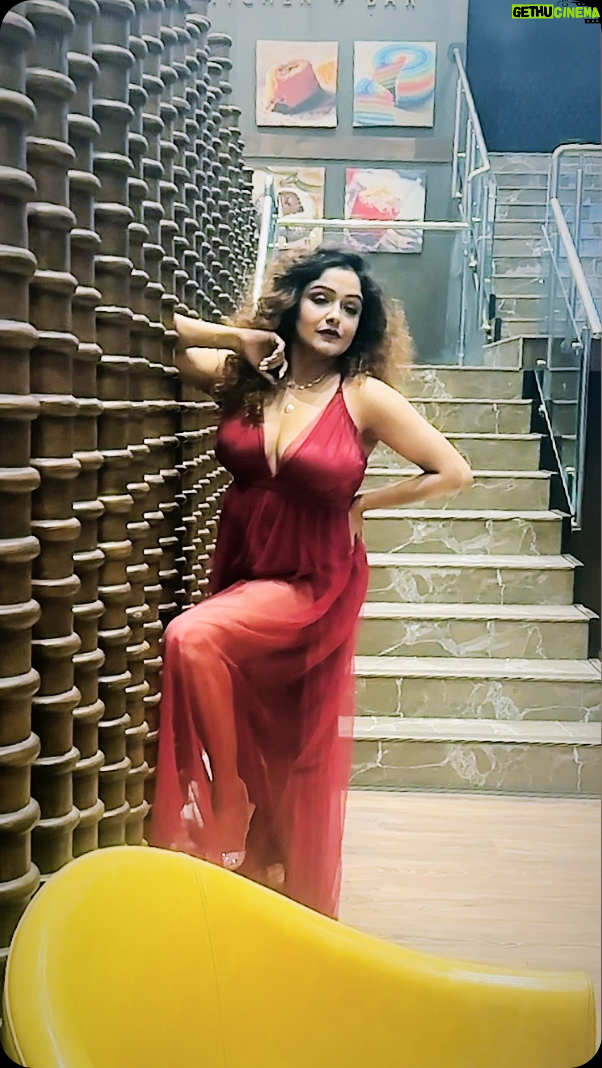 Sayantani Guhathakurta Instagram - Come to me ..... ❤️ Mk up n hair - @rupsmagicbrush Location - @holidayinnkolkataairport #reels #reelvideo #friendshipgoals #reelsinstagram #reellove #reeitfeelit #reelkarofeelkaro #reelkorbofeelkorbo #boireeltime #trending