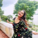 Sayantani Guhathakurta Instagram - और आहिस्ता ..... #reels #reelsinstagram #reellove #reelvideo #reeitfeelit #reelkarofeelkaro #reelkorbofeelkorbo #trending #boireeltime Saree - @sayantighoshdesignerstudio Mk up - @brushofpritam Hair - @sujitdas466 Jewellery - @style_addict_jewellery Location - @denmark_tavern1786 Shoot for @aajkaal.in Brand collaboration by @magiclightproduction