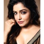 Sayantani Guhathakurta Instagram - Touch only with ur eyes ... 🥰 Mk up n hair - @makeupartist__deepak Stylist - @debjanighoshofficial Saree and jewellery - @alora_by_anindita Location - @thekolkatastudio Photographer - @rupsu_debnath_photography Shoot arranged by @magiclightproduction