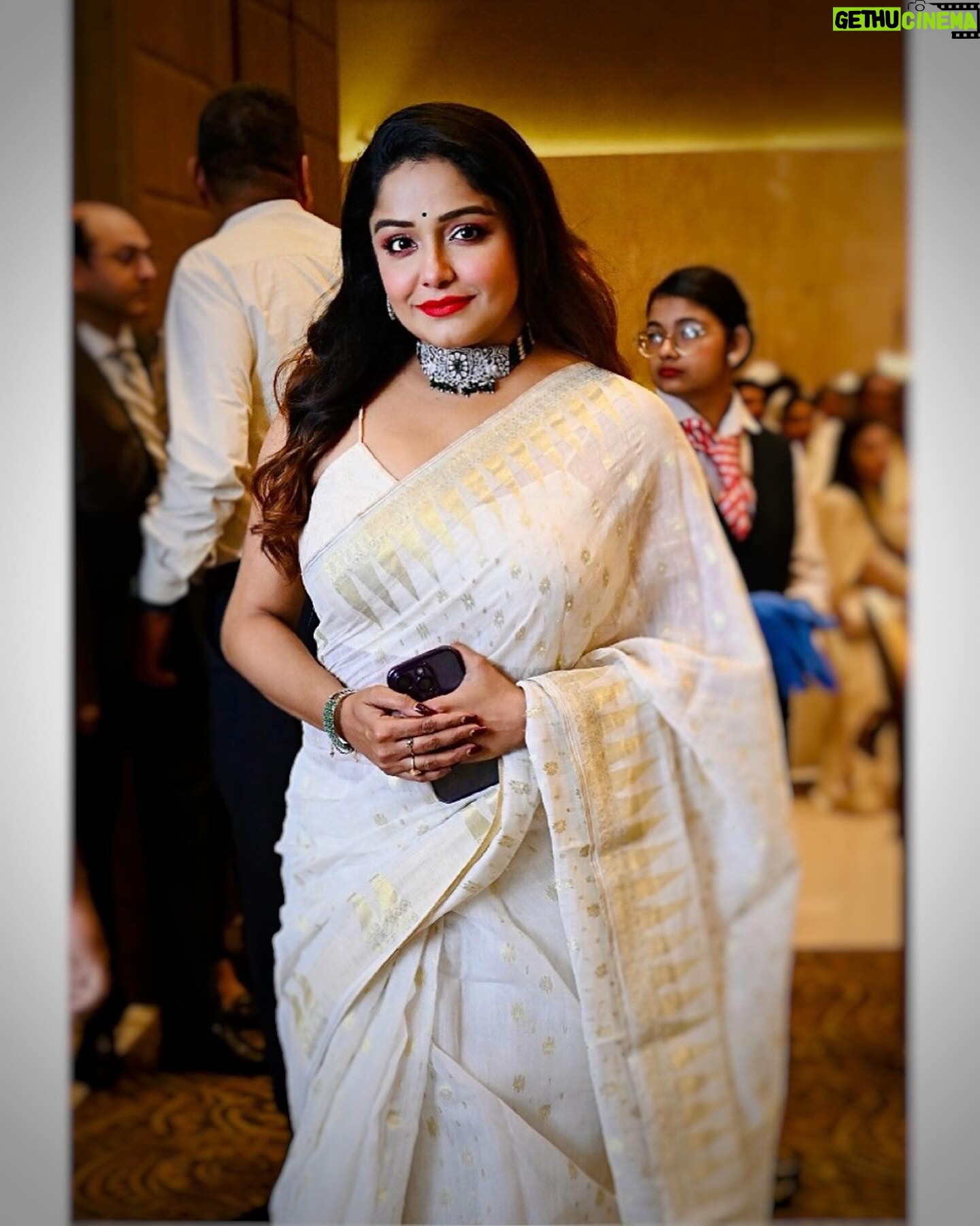 Sayantani Guhathakurta Instagram - Pure as the driven snow in my white saree🤍 Swipe left ◀️ Jewellery - @style_addict_jewellery Courtesy - @t2telegraph Thanks @henaamad and @imranzaki05 💕 #latepost #lastsaturday #sareelove #summer #summerfashion #ifterparty