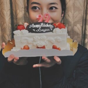 Sayu Kubota Instagram - 本日無事に22歳になりました🕯
なんだか楽しそうな数字！22！

今日は現場で撮影終わりに祝って頂きました。誕生日もこうして現場にいられる事はとっても幸せな事だなと感じます。
いつも応援してくださっている皆様、支えてくださっている皆様、関わって下さっている全ての皆様、本当に大好きです。
今の私がいるのは紛れもなく皆様が居てくれているお陰です。心から感謝致します。
そしてこれからも、宜しくお願い致します🤍🤍🤍