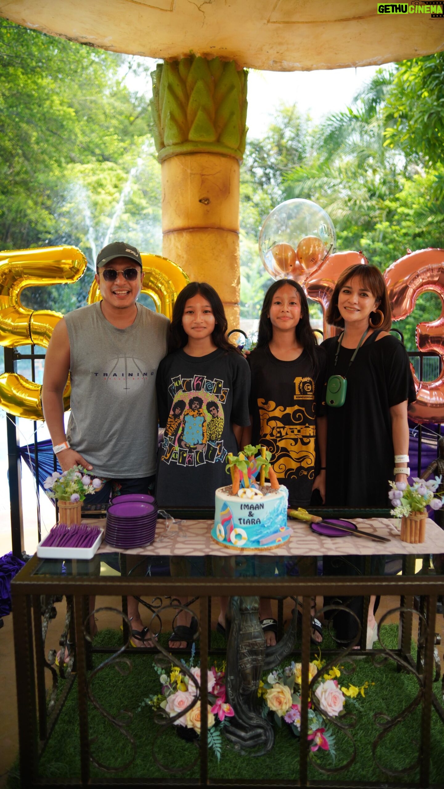 Sazzy Falak Instagram - Sharing with you guys the super fun time we had in @sunwaylagoonmalaysia celebrating my twin daughters @imaanlilytiararose and hubby’s @nash_idrus birthday two weeks ago. So much to do, so much to explore and just so much to eat! That’s all I can say about what happened that day. The adult guests banyak makan, the teenagers banyak naik rides and slides non stop. Haaaa… sampai kena panggil2 diorang suruh makan lagi takut tak cukup tenaga 😅 Some of us even stayed on for the night park. Even though I couldn’t feel my legs by then but just seeing my girls and their friends having fun, gave me more energy to stay on. It was a whole day affair indeed! Once again, thank you @sunwaylagoonmalaysia for giving the best day ever! #sunwaylagoonthemepark #imaanlilytiararose #nash50 #imaantiaranash