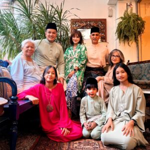Sazzy Falak Instagram - Family Raya photo at Mama and Dad’s #nashsazzyraya #imaanlilytiararoseraya #idrisnashnazrilraya