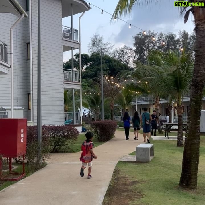 Sazzy Falak Instagram - As soon as the recent school end holiday began, us family made our way again to Cherating to check out the @cisf.2024 and to continue our surfing lessons. Here are some videos from the trip because this Momma malas nak edit 🤪🤣 1. Arrived Cherating on 10th evening and I had the biggest smile on my face 2. Kids running to the beach 3. The atmosphere of the Cherating International Surfing Festival 4. Dinner spread at Nabil’s Ikan Bakar Cherating 5. Invited Imaan’s bestfriend Naeema and her family. I was especially excited to have the mom @aznida.az join me on this trip as we got close during the kids many standard 6 activities as of late 6, 7, 8. Enjoying the nighttime activities that @cisf.2024 had to offer