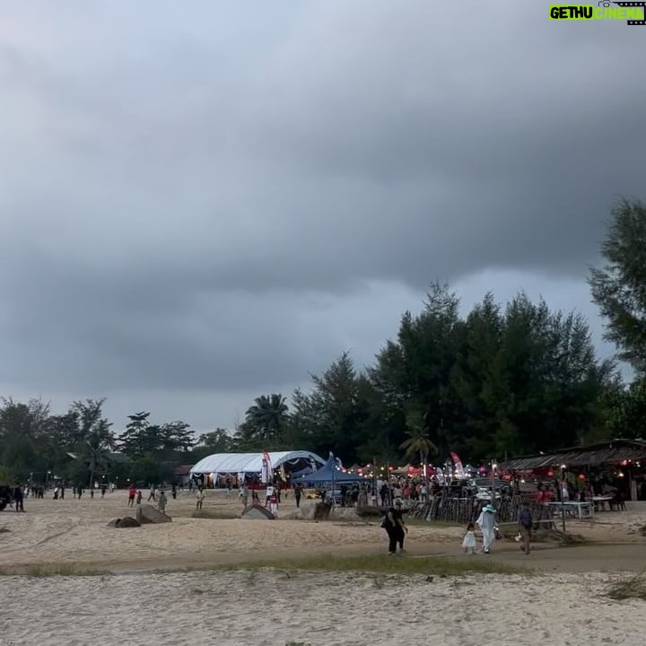 Sazzy Falak Instagram - As soon as the recent school end holiday began, us family made our way again to Cherating to check out the @cisf.2024 and to continue our surfing lessons. Here are some videos from the trip because this Momma malas nak edit 🤪🤣 1. Arrived Cherating on 10th evening and I had the biggest smile on my face 2. Kids running to the beach 3. The atmosphere of the Cherating International Surfing Festival 4. Dinner spread at Nabil’s Ikan Bakar Cherating 5. Invited Imaan’s bestfriend Naeema and her family. I was especially excited to have the mom @aznida.az join me on this trip as we got close during the kids many standard 6 activities as of late 6, 7, 8. Enjoying the nighttime activities that @cisf.2024 had to offer
